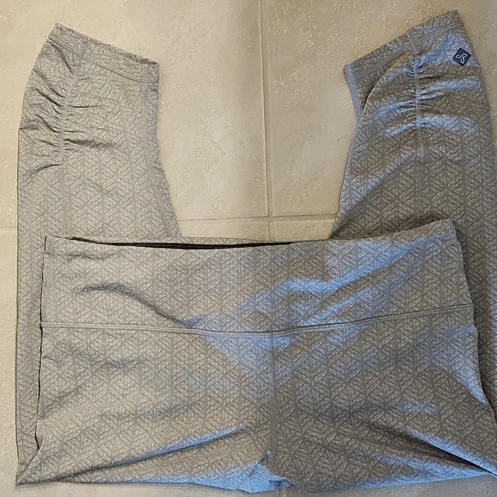 PrAna Size XL Cropped Ruched Leg Gray Print Legging Like New 21 Inch Inseam - Picture 2 of 7